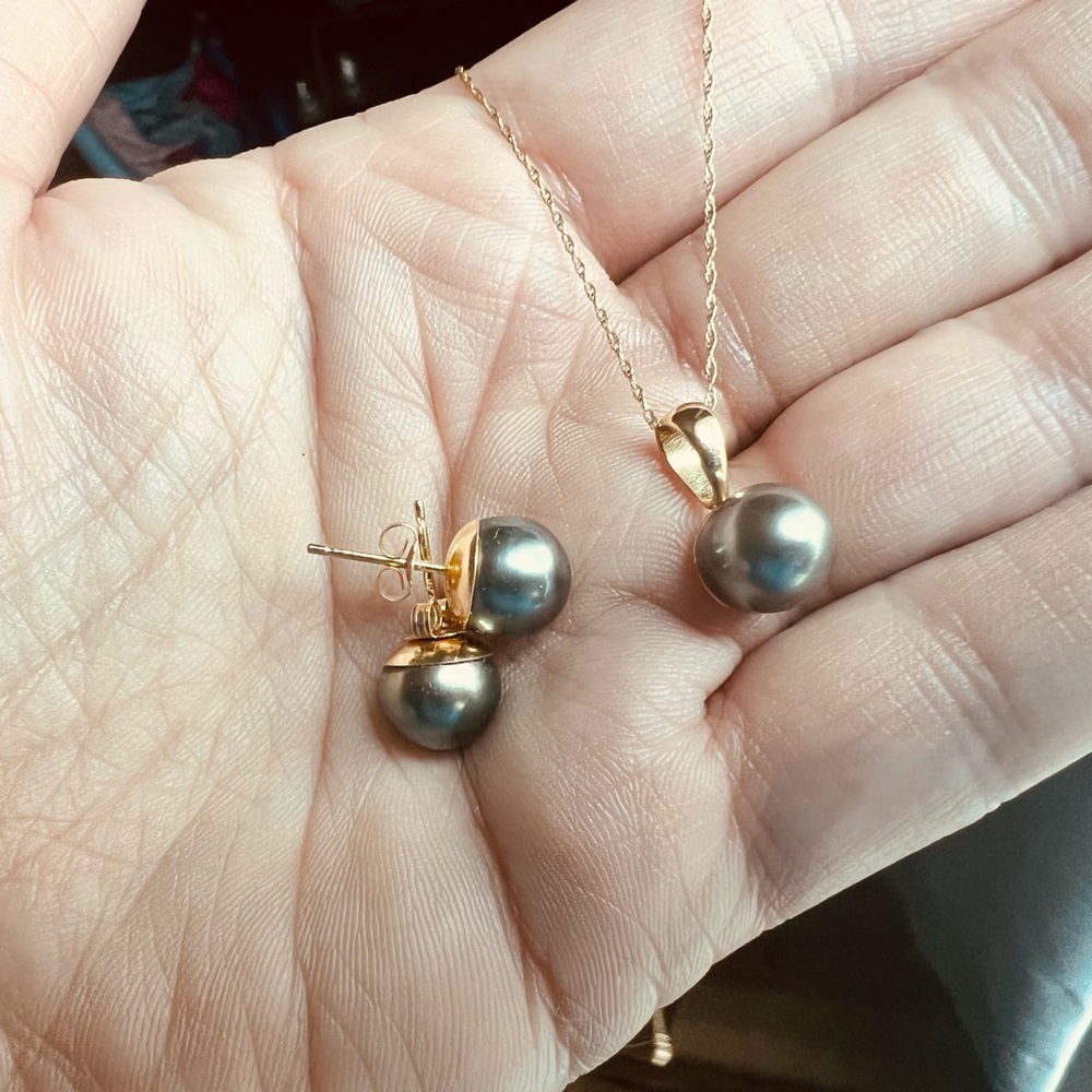Tahitian pearl pendant and stud earring set in 14k gold
